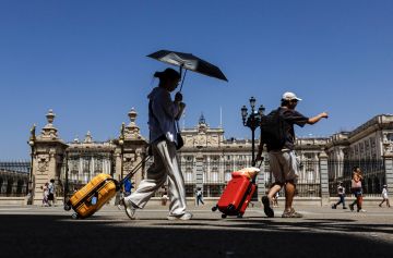 من الحرير والكتان إلى المعاطف.. كيف تتبدل قواعد حقيبة العطلة؟ من الحرير والكتان إلى المعاطف.. كيف تتبدل قواعد حقيبة العطلة؟