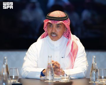 وزير الإعلام يلتقي الوفد الإعلامي المرافق لزيارة سمو ولي العهد للجمهورية الفرنسية