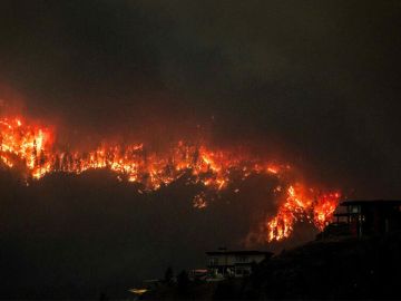 إجلاء أكثر من 20 ألف شخص مع اتساع حرائق الغابات غربي كندا إجلاء أكثر من 20 ألف شخص مع اتساع حرائق الغابات غربي كندا