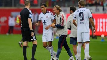جمال موسيالا يفقد الوعي خلال مباراة ودية