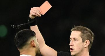 الدوري الإنجليزي يقر بث محادثات الحكام واللاعبين للمرة الأولى الدوري الإنجليزي يقر بث محادثات الحكام واللاعبين للمرة الأولى