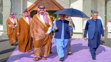 رئيس وزراء باكستان الإسلامية يغادر المدينة المنورة رئيس وزراء باكستان الإسلامية يغادر المدينة المنورة