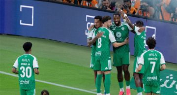 الأهلي يقسو على أبها بـ «هاتريك توني وقذيفة ترينكاو»