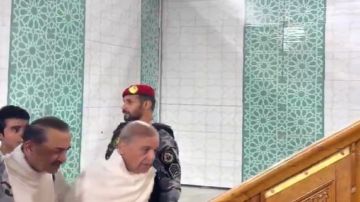 رئيس الوزراء الباكستاني يدخل الكعبة المشرفة .. فيديو رئيس الوزراء الباكستاني يدخل الكعبة المشرفة .. فيديو