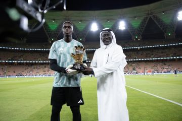 ميندي يتسلم القفاز الذهبي من الأسطورة خالد مسعد ميندي يتسلم القفاز الذهبي من الأسطورة خالد مسعد