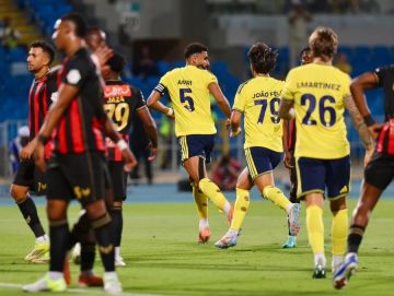 النصر يعزز صدارته برباعية في شباك الرياض النصر يعزز صدارته برباعية في شباك الرياض