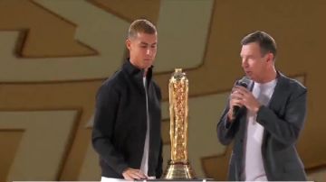 رونالدو يقدم كأس بطولة العالم للرياضات الإلكترونية .. فيديو رونالدو يقدم كأس بطولة العالم للرياضات الإلكترونية .. فيديو