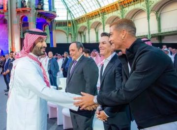 مصافحة ولي العهد ورونالدو تخطف عدسات الصحافة الإسبانية مصافحة ولي العهد ورونالدو تخطف عدسات الصحافة الإسبانية
