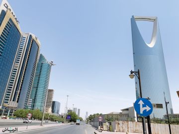 الحرارة تلامس 48 مئوية.. موجة حارة تضرب أجزاء من الرياض الحرارة تلامس 48 مئوية.. موجة حارة تضرب أجزاء من الرياض
