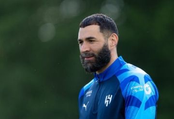 مفاجأة.. فريق يطلب من رابطة الدوري السعودي تسهيل إجراءات انتقال بنزيما إلى صفوفه مفاجأة.. فريق يطلب من رابطة الدوري السعودي تسهيل إجراءات انتقال بنزيما إلى صفوفه