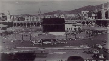 لقطة رائعة لسجود المصلين حول الكعبة قبل 141 عاما لقطة رائعة لسجود المصلين حول الكعبة قبل 141 عاما