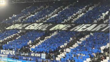 جماهير الهلال ترفع تيفو هدف واحد قلب واحد .. فيديو