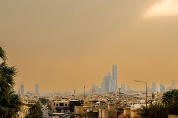 أتربة مثارة تعكر أجواء العاصمة الرياض أتربة مثارة تعكر أجواء العاصمة الرياض