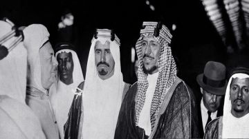 الملك سعود يمازح الحاضرين خلال اجتماع في الرياض الملك سعود يمازح الحاضرين خلال اجتماع في الرياض