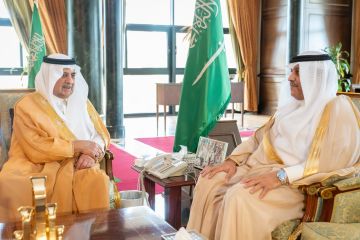 أمير تبوك يستقبل الرئيس التنفيذي لشركة تبوك للتنمية الزراعية أمير تبوك يستقبل الرئيس التنفيذي لشركة تبوك للتنمية الزراعية