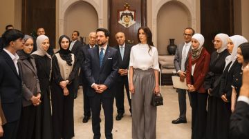 الأميرة رجوة تتألق بإطلالة كلاسيكية خلال استقبال أوائل الثانوية الأميرة رجوة تتألق بإطلالة كلاسيكية خلال استقبال أوائل الثانوية