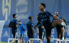 واتكينز يقود هجوم الهلال أمام الأهلي .. فيديو