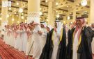 نائب أمير الرياض يؤدي صلاة الميت على والدة الأمير حمود بن سعود - sa