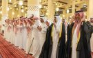 نائب أمير الرياض يؤدي صلاة الميت على والدة حمود بن سعود - sa