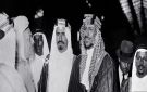 الملك سعود يمازح الحاضرين خلال اجتماع في الرياض