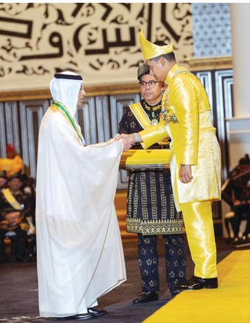 سلطان ترينقانو يمنح السهلي وساما سلطان ترينقانو يمنح السهلي وساما