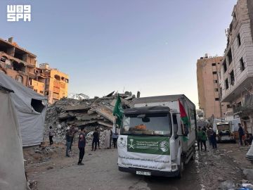السعودية توزع خيام وسلال غذائية على المتضررين من انهيار مبنى سكني في قطاع غزة السعودية توزع خيام وسلال غذائية على المتضررين من انهيار مبنى سكني في قطاع غزة