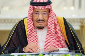 قدر دور القطاعات العسكرية في الدفاع عن الوطن.. خادم الحرمين مترئسا مجلس الوزراء: نتطلع لمزيد من الإنجازات والريادة للوطن وشعبه قدر دور القطاعات العسكرية في الدفاع عن الوطن.. خادم الحرمين مترئسا مجلس الوزراء: نتطلع لمزيد من الإنجازات والريادة للوطن وشعبه