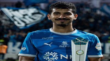 محزري يحصد جائزة رجل مباراة الهلال والشباب محزري يحصد جائزة رجل مباراة الهلال والشباب