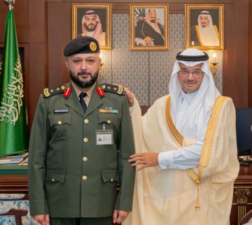 محافظ الأحساء يقلد مدير السجن رتبته الجديدة محافظ الأحساء يقلد مدير السجن رتبته الجديدة