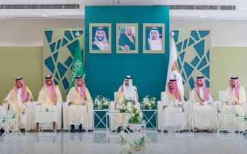وزير الموارد البشرية يبحث مع رجال ورواد الأعمال أبرز تحديات وفرص سوق العمل وزير الموارد البشرية يبحث مع رجال ورواد الأعمال أبرز تحديات وفرص سوق العمل