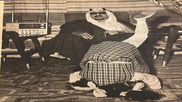 صورة طريفة للملك سعود مع ابنته الصغيرة الأميرة نزهة صورة طريفة للملك سعود مع ابنته الصغيرة الأميرة نزهة