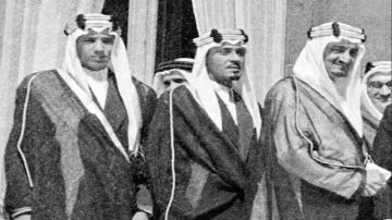 لقطة تاريخية لخادم الحرمين خلال أول زيارة خارجية عام 1951 لقطة تاريخية لخادم الحرمين خلال أول زيارة خارجية عام 1951