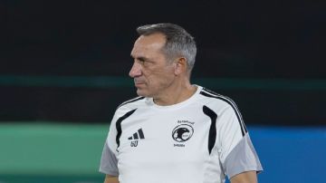 دونيس يستبعد 4 لاعبين من تشكيلة الأخضر أمام عمان