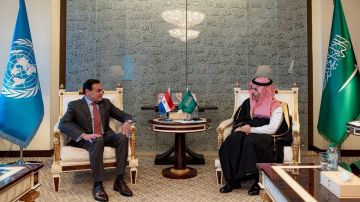 وزير الخارجية يلتقي نظيره الباراغوياني ويوقعان اتفاقية إعفاء متبادل من التأشيرات الدبلوماسية والخاصة وزير الخارجية يلتقي نظيره الباراغوياني ويوقعان اتفاقية إعفاء متبادل من التأشيرات الدبلوماسية والخاصة
