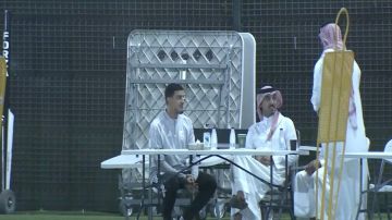 وزير الرياضة ورئيس اتحاد القدم يتابعان تدريبات الأخضر.. فيديو وزير الرياضة ورئيس اتحاد القدم يتابعان تدريبات الأخضر.. فيديو