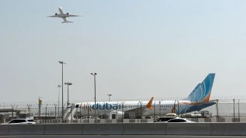 كابتن طيار يكشف تفاصيل واقعة طائرة فلاي دبي ويشرح أكواد الطوارئ .. فيديو كابتن طيار يكشف تفاصيل واقعة طائرة فلاي دبي ويشرح أكواد الطوارئ .. فيديو