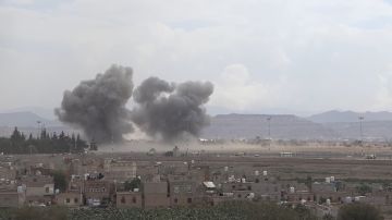 غارات جوية مكثفة تستهدف مواقع حوثية غربي تعز غارات جوية مكثفة تستهدف مواقع حوثية غربي تعز
