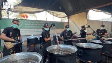 المملكة توزع (24,500) وجبة غذائية ساخنة في قطاع غزة المملكة توزع (24,500) وجبة غذائية ساخنة في قطاع غزة