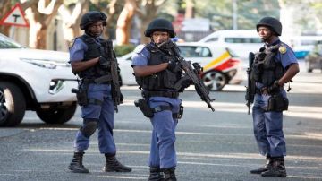 مجهولون يقتلون 17 شخصا داخل مقهى ويسرقون هواتفهم في جنوب إفريقيا مجهولون يقتلون 17 شخصا داخل مقهى ويسرقون هواتفهم في جنوب إفريقيا