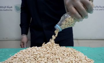 جمرك مطار الملك فهد الدولي بالدمام يحبط محاولة تهريب أكثر من 18 ألف حبة من مادة الإمفيتامين المخدر جمرك مطار الملك فهد الدولي بالدمام يحبط محاولة تهريب أكثر من 18 ألف حبة من مادة الإمفيتامين المخدر