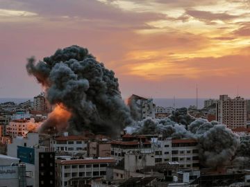 استشهاد 5 فلسطينيين وإصابة وفقدان العشرات بانهيار عمارة تؤوي نازحين في غزة استشهاد 5 فلسطينيين وإصابة وفقدان العشرات بانهيار عمارة تؤوي نازحين في غزة
