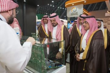 نائب أمير مكة يدشن أول روبوت صناعي سعودي نائب أمير مكة يدشن أول روبوت صناعي سعودي