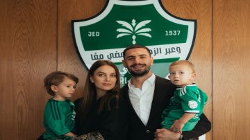 أنباء عن انفصال لاعب الأهلي ديميرال عن زوجته