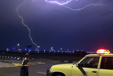 الدفاع المدني يدعو لأخذ الحيطة والحذر مع استمرار هطول أمطار رعدية على بعض المناطق الدفاع المدني يدعو لأخذ الحيطة والحذر مع استمرار هطول أمطار رعدية على بعض المناطق