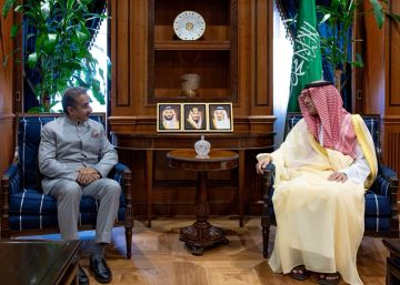 وزير الدولة للشؤون الخارجية يستقبل وزير الدولة الهندي وزير الدولة للشؤون الخارجية يستقبل وزير الدولة الهندي