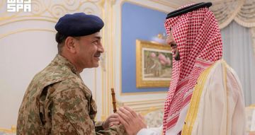 أكدا مواصلة الدفاع السعودي الباكستاني المشترك.. وزير الدفاع وقائد الجيش الباكستاني يبحثان الاعتداءات الآثمة 