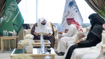 النائب العام يستقبل عددا من المستفيدين بالرياض النائب العام يستقبل عددا من المستفيدين بالرياض