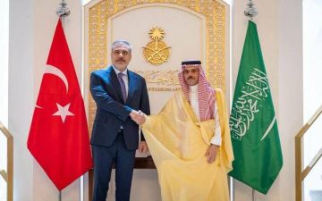 وزيرا خارجية السعودية وتركيا يبحثان هاتفيا خفض التصعيد الإقليمي
