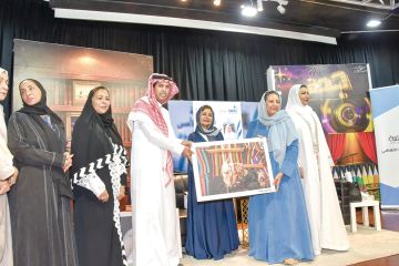 عزيزة المانع تستعرض تجربتها الثقافية في جدة عزيزة المانع تستعرض تجربتها الثقافية في جدة