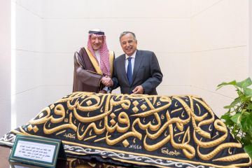 بتوجيه من خادم الحرمين ونيابة عن وزير الخارجية.. المهندس الخريجي يسلم الأمين العام لجامعة الدول العربية قطعة من كسوة الكعبة المشرفة هدية للجامعة بتوجيه من خادم الحرمين ونيابة عن وزير الخارجية.. المهندس الخريجي يسلم الأمين العام لجامعة الدول العربية قطعة من كسوة الكعبة المشرفة هدية للجامعة